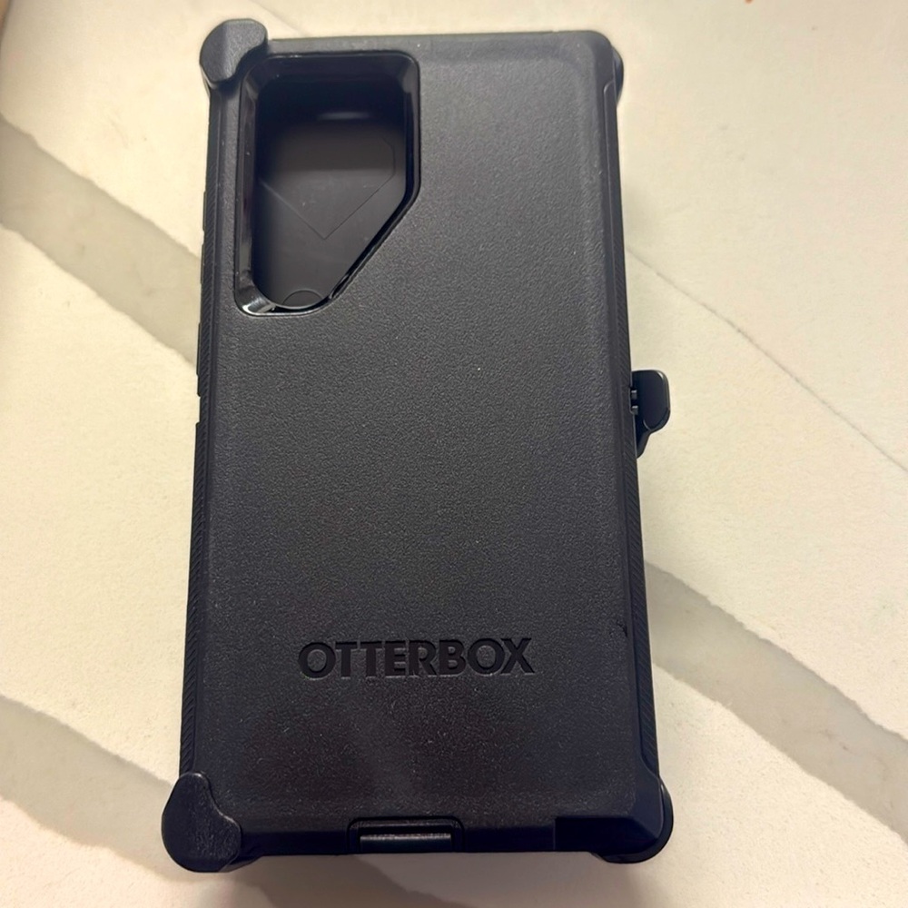 OtterBox Defender Series Black Case for Samsung Galaxy S24 ultra